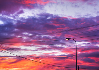 Fototapete - Atardecer colorido con tonos rosas y púrpuras