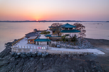 밀물이 되면 바다에 떠있는 듯한 풍경을 보여주는 충남 서산시 간월암