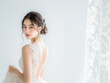 © hikari_stock - 背中が美しいウエディングドレスを着た若い花嫁が振り返る