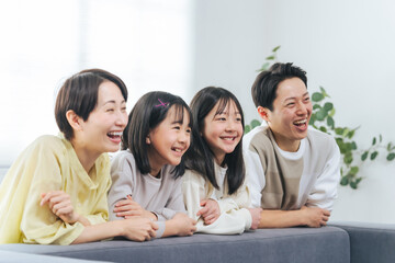 Poster - 笑顔で並ぶ女の子の家族