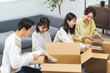 © metamorworks - 荷造り・荷解きする家族