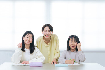 Aufkleber - 勉強しながらガッツポーズする二人の女の子と女性教員