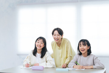 Aufkleber - 笑顔で勉強する二人の女の子と女性教員