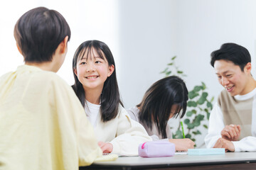 Poster - 勉強する二人の女の子と指導する男女