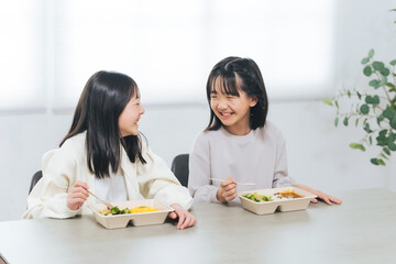 Aufkleber - お弁当を食べる二人の女の子