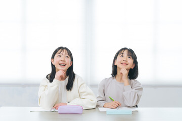 Poster - 勉強しながら笑顔で考える二人の女の子