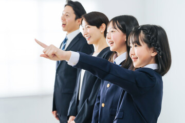 Aufkleber - 何かを見る女子学生の親子