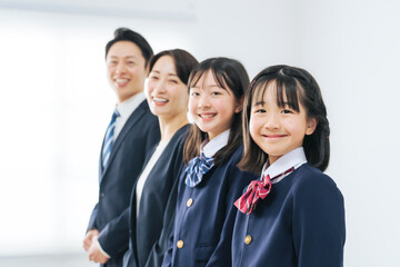 Poster - 笑顔で並ぶ女子学生の親子