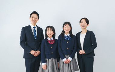 Poster - 笑顔で並ぶ女子学生の親子