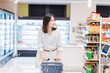 © maroke - スーパーで買物をする若い女性