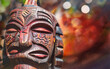 © Ruten - Una obra de arte tribal muy detallada con patrones geométricos y símbolos culturales inspirados en el arte africano e indígena americano