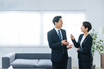 Aufkleber - オフィスで会話する男女ビジネスパーソンのグループ