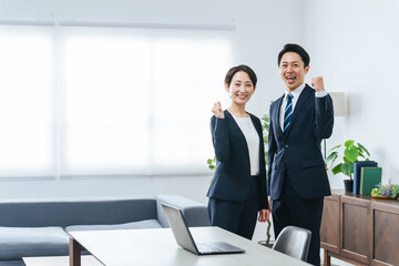 Poster - オフィスでガッツポーズする男女ビジネスパーソンのグループ