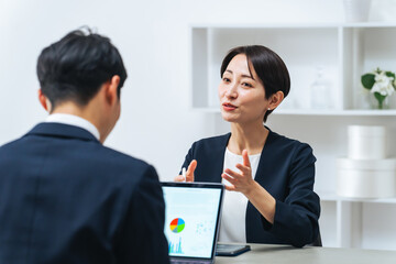 Aufkleber - オフィスで打ち合わせする男女ビジネスパーソンのグループ
