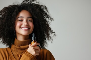 Aufkleber - A woman with curly hair is holding a bottle of perfume