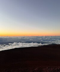 Fototapete - Magia del atardecer en Maui: colores dorados sobre el océano