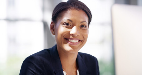 Aufkleber - Research, computer and portrait of business woman for receptionist, company report and smile. Planning, feedback and email with African person in agency for website, administration and review