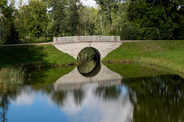 Aufkleber - Scenic view of the Great Catherine Palace with a reflection in the water and a bridge in the foreground during a sunny day