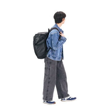 歩くカジュアルウェアの若い男性の後ろ姿　手作業で精密に切り抜いた背景透過全身写真PNG