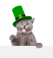 Aufkleber - St. Patricks Day. Funny cat wearing green hat looking above blank banner with tongue out. isolated on white background. Space for text
