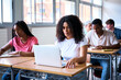 © CarlosBarquero - A classroom of multiracial students aged 18 to 20 taking notes during a lecture. In the foreground, a group of African American are focused, highlighting diversity and inclusion in education