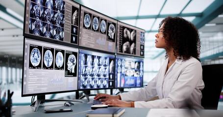 Aufkleber - Doctor Looking At Xray Images