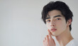 © Lemonade - 肌が気になる若い男性 AI