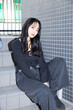 © K-Angle - 黒いカジュアルなコーディネートをした若い女性のファッションスナップ