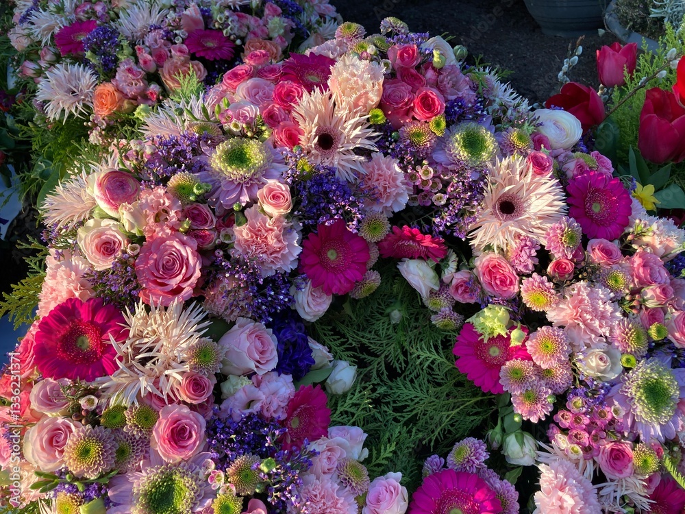 Trauerkranz und bunte Blumen nach Beerdigung auf dem Friedhof Stock