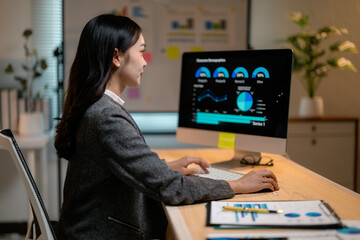 Aufkleber - Businesswoman analyzing financial data on computer in modern office