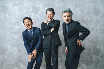 Aufkleber - 膝痛・肩こり・腰痛を発症した中高年男性ビジネスパーソンのグループ