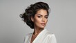 © jesus - Peinado moderno y fresco: mujer de cabello rubio en un entorno profesional de salón de belleza