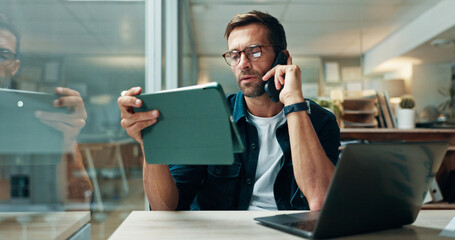 Aufkleber - Phone call, reporter or man on tablet in office for editor feedback, news publication and article review. Research, night and journalist at media agency for story check, business and proofreading