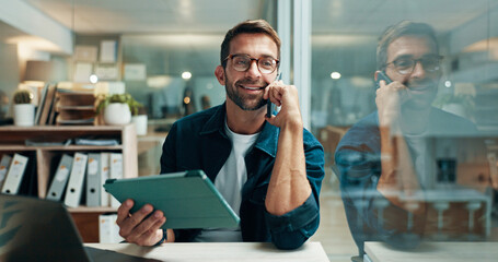 Aufkleber - Office, tablet and businessman with phone call for thinking, information and news for publication. Reflection, happy journalist and talking with mobile for source, story facts and blog ideas at night
