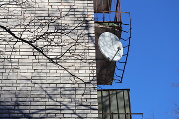 Aufkleber - A clock on the side of a brick building, ideal for cityscapes and urban backgrounds.