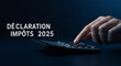 © Olga Ко - Déclaration impôts 2025 poster pour l'actualité. Gros plan d'une main appuyant sur un bouton d'une calculatrice, en mettant l'accent sur la déclaration de revenus pour 2025, ambiance sombre.