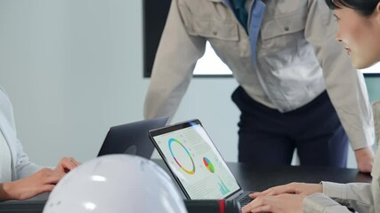 Poster - 会議、ミーティング、作業員、技術者、エンジニア、打ち合わせ、ビジネス、開発、建設、工事、ノートパソコン、PC、DX、IIoT、計画、プラン、ビジネスパーソン、工務店、ゼネコン、メーカー、設計、システム、ERP、アプリケーション、ソフトウェア、デザイン、作業服、工場、産業、労働者、チームワーク、共有、情報、データ、日本人、男性、女性、指示、監督、企業、人材、管理、テクノロジー、IT、製造業、物流、上