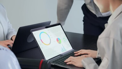 Aufkleber - エンジニア、作業員、ノートパソコン、PC、画面、DX、IT、指示、指導、システム、ソフトウェア、アプリケーション、製造業、メーカー、開発、研究、工場、産業、工業、技術者、技師、デザイン、設計、建設、ゼネコン、工事、工務店、会議、ミーティング、打ち合わせ、ビジネス、戦略、計画、プラン、企画、プロジェクト、チームワーク、リーダーシップ、データ、分析、統計、経営、マネジメント、マーケティング、チェック、