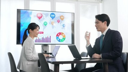 Poster - ビジネス、会話、会議、ミーティング、画面、モニター、打ち合わせ、商談、提案、会議室、マーケティング、リサーチ、報告、グローバル、世界地図、テクノロジー、DX、情報、データ、分析、コンサルタント、コンサルティング、パートナー、サポート、サービス、アドバイザー、助言、顧問、プレゼンテーション、ビジネスパーソン、男性、女性、日本人、企業、会社員、オフィス、決算、資料、書類、笑顔、チームワーク、グループ、