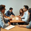 © 수레 건강 - Cinco hispanos están teniendo una reunión de negocios en el trabajo.