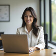 © macbon - Mujer de negocios hispana trabajando en una oficina colaborativa.