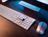 Un teclado y mouse inalámbricos sobre un escritorio moderno