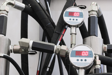 Aufkleber - A digital pressure gauge is attached to a pipe.