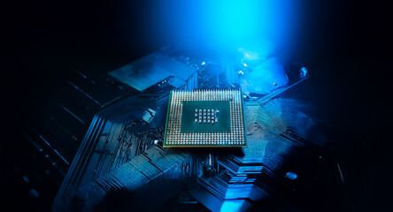 Aufkleber - A microchip rests on a circuit board illuminated by blue light against a dark backdrop, symbolizing technology and electronic components.  It represents innovation in computing hardware.