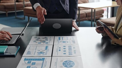 Aufkleber - ビジネス、会議、ミーティング、指示、指導、上司、経営、戦略、マーケティング、データシート、レポート、調査、リサーチ、打ち合わせ、相談、会話、ディスカッション、ビジネスパーソン、ビジネスマン、チームワーク、グループ、チーム、議論、意見、企画、ノートパソコン、書類、資料、企画書、データ、コンサルタント、コンサルティング、アドバイザー、顧問、同僚、部下、顧客、商談、提案、オフィス、シリアス、見積もり、経