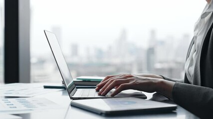 Fototapete - ノートパソコン、PC、IT、エンジニア、プログラマー、システム、プログラミング、DX、デジタルトランスフォーメーション、開発、ソフトウェア、タブレット、データ、AI、タイピング、テクノロジー、オンライン、インターネット、web、オフィス、ビジネス、女性、人材、日本人、手元、顔なし、アップ、都市、展望、シリアス、コピースペース、入力、アプリ、クラウド、ネットワーク、共有、通信、操作、ライター、テキス
