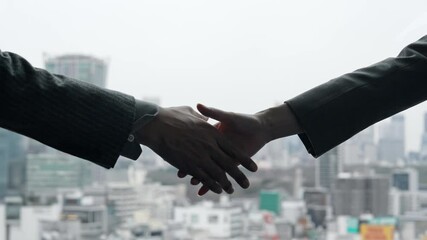 Poster - タブレット、DX、都市、社会、ビジネス、テクノロジー、デジタルトランスフォーメーション、クラウド、データ、画面、PC、操作、女性、タッチ、未来、将来、建設、開発、展望、都会、風景、景色、背景、高層ビル、日本、アプリ、システム、ソフトウェア、情報、コピースペース、地平線、空、インターネット、オンライン、web、チェック、調査、リサーチ、検査、書類、オフィス、人材、日本人、手元、顔なし、アップ、60p