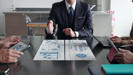 Poster - ビジネス、経営、戦略、マネジメント、マーケティング、書類、指導、社長、経営者、レポート、企画、プロジェクト、人材、オフィス、日本人、ビジネスパーソン、手元、顔なし、アップ、男性、女性、会議、ミーティング、打ち合わせ、相談、会話、ディスカッション、ビジネスマン、チームワーク、グループ、チーム、企業、会社、プロフェッショナル、経理、事務、決算、資料、企画書、データ、リサーチ、調査、グラフ、研修、コーチ