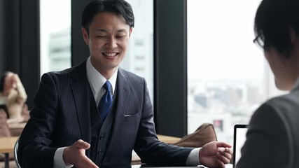Aufkleber - 面談、相談、商談、接客、ビジネス、笑顔、説明、受付、案内、アドバイザー、提案、面接、会議、打ち合わせ、ミーティング、オフィス、ロビー、ポジティブ、楽しい、職場、同僚、スーツ、人材、日本人、ビジネスパーソン、男性、女性、会話、ビジネスマン、チームワーク、グループ、チーム、コンサルタント、コンサルティング、顧客、コーチング、指導、明るい、上司、部下、経営、ミドルエイジ、中年、40代、管理職、教える、レ