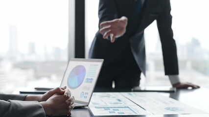 Aufkleber - プレゼンテーション、提案、指導、会議、ミーティング、コンサルタント、コンサルティング、アドバイザー、顧問、ビジネス、オフィス、人材、日本人、ビジネスパーソン、手元、顔なし、アップ、会社、プロフェッショナル、仕事、職場、コミュニケーション、会議室、シルエット、逆光、シリアス、打ち合わせ、相談、会話、ディスカッション、ビジネスマン、チームワーク、グループ、チーム、企業、経営、ディレクション、研修、コー